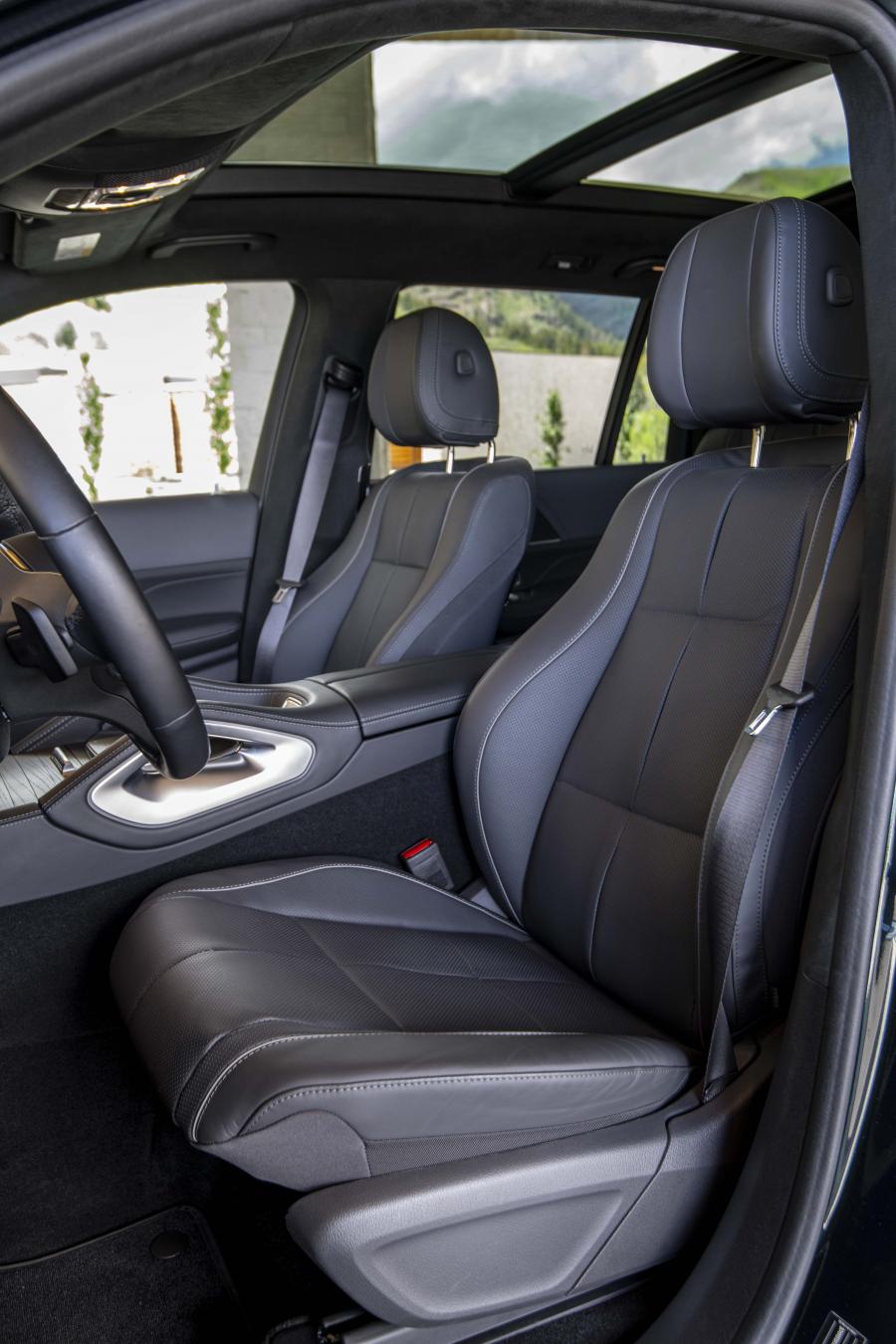 Интерьер Mercedes-Benz GLS400 d 4Matic (X167) 2019 года  (WW) (фото 12 из 21)